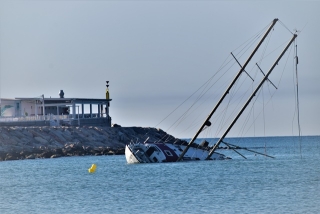 El passat 25 de juny va quedar encallat un veler davant la platja de Coma-ruga
