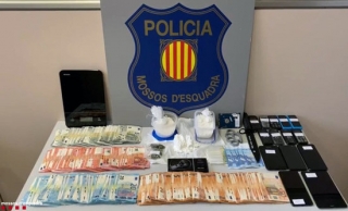 Imatge de la droga, els diners i el material intervingut pels Mossos d&#039;Esquadra a casa d&#039;un matrimoni de Segur de Calafell acusat de distribuir cocaïna, el 18 de maig del 2020