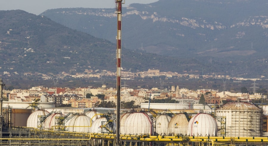 Instal·lacions industrials al polígon petroquímic nord del Tarragonès, al terme municipal del Morell.