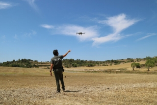 Un agent rural enlaira un dron per determinar exactament el perímetre de l&#039;incendi