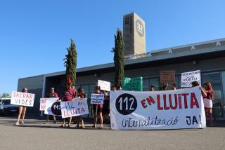 Alguns treballadors del 112 a Reus es manifesten a les portes de l&#039;edifici
