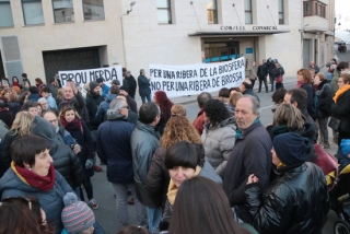 Concentració davant la seu del Consell Comarcal de la Ribera d&#039;Ebre en contra del projecte d&#039;abocador de Riba-roja, el passat 4 de gener de 2019