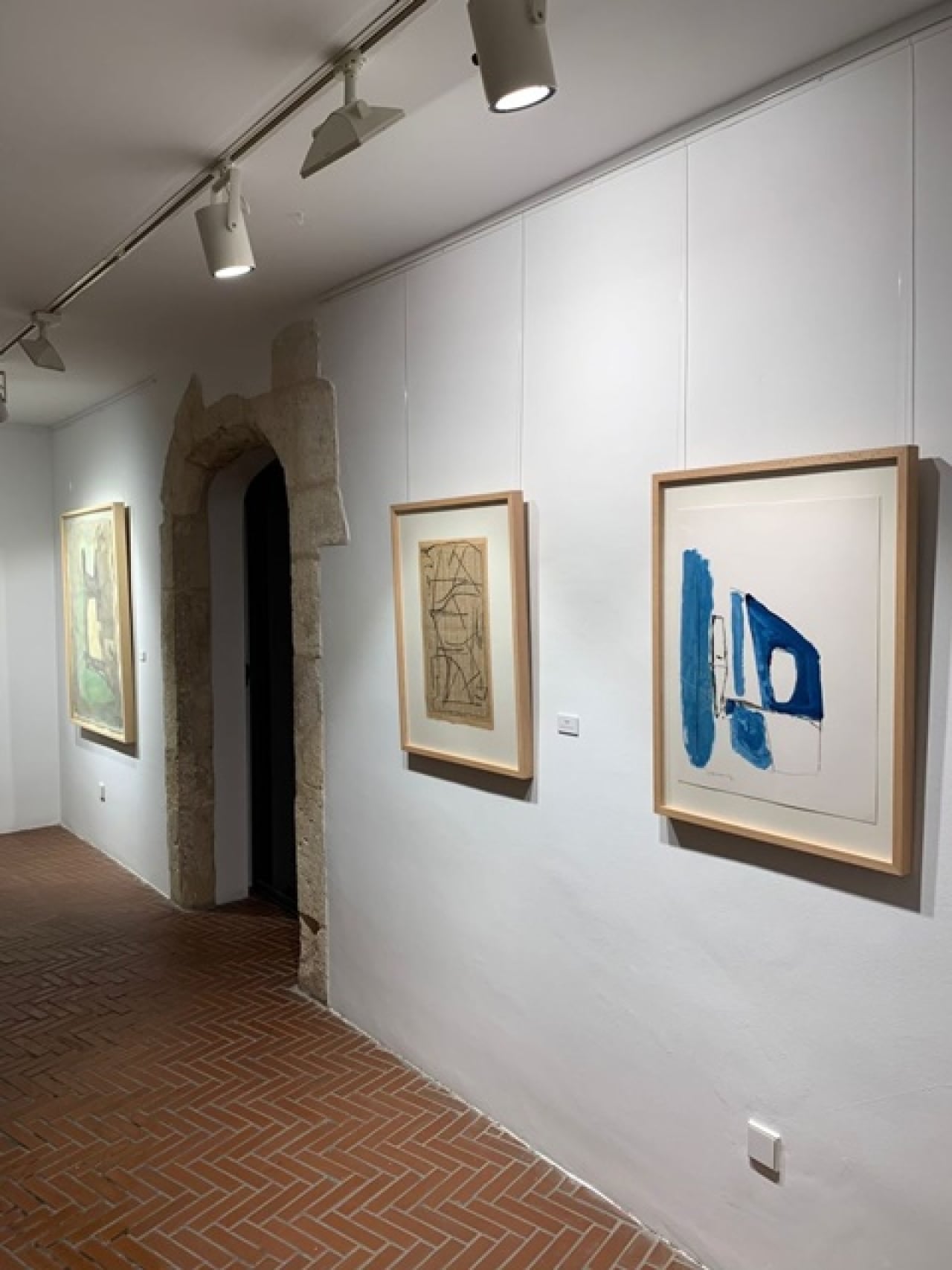 La Sala Portal del Pardo acull l’exposició &#039;Papeles pintados&#039;, que presenta un conjunt de 27 obres d’Albert Ràfols Casamada (1923-2009)