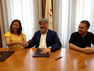 El conveni el van signar l’alcalde de Valls, Albert Batet, i la presidenta de la coordinadora, Inés Solé, acompanyats pel regidor de Cultura, Marc Ayala
