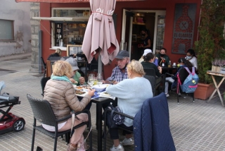Imatge on es veuen diverses persones a les taules d&#039;una terrassa de bar de la plaça de Santa Maria de Puigcerdà