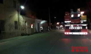 Els bombers han treballat aquesta matinada en l&#039;incendi del raval de Sant Pau de la Selva del Camp.