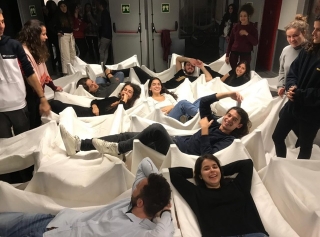 Estudiants de les escoles d&#039;arquitectura a punt per passar la nit a l’Escola Tècnica Superior d’Arquitectura (ETSA) de la URV, a Reus