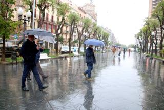 Diverses persones amb paraigües caminant per la Rambla Nova de Tarragona