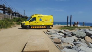 Imatge d&#039;arxiu d&#039;una ambulància en una platja