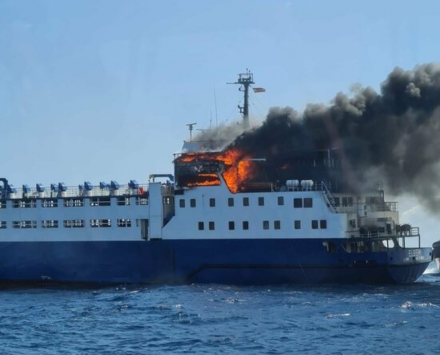 Imatge de l&#039;incendi en un vaixell de transport de bestiar sense càrrega a Tarragona