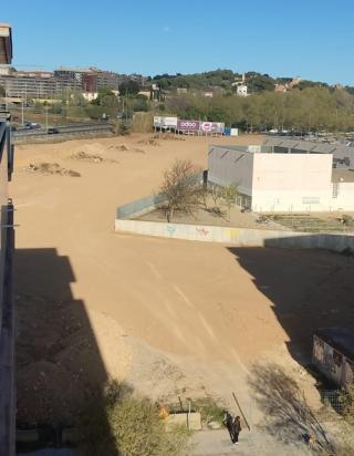 Terreny on es construirà el nou aparcament dissuasiu, al carrer de Guillem Oliver de Tarragona