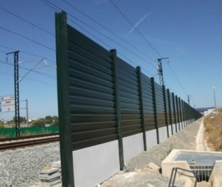 L’Ajuntament de Torredembarra demana a ADIF que substitueixi les plaques acústiques per murs verds en les zones més urbanes