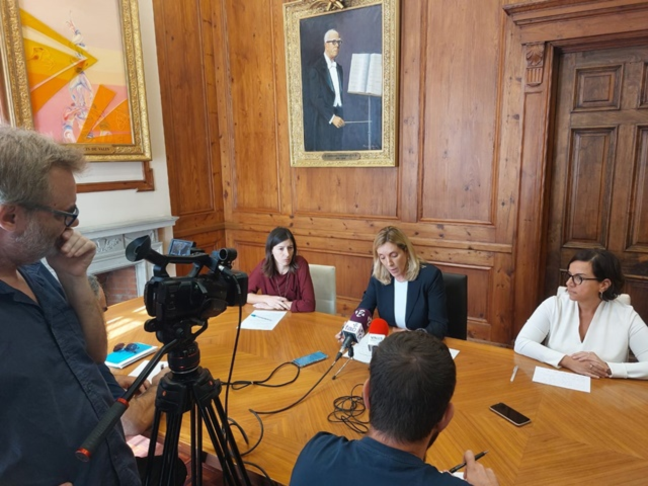 L’alcaldessa de Valls, Dolors Farré, i les regidores Sònia Roca i  Bàrbara Flores han presentat la nova línia de subvencions a l’IBI per a les persones de fins a 40 anys que s’instal·lin a viure al Centre Històric 
