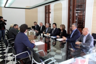 Imatge de la reunió entre representants del Govern i els alcaldes que formen part del Pacte per a les infraestructures del Camp de Tarragona