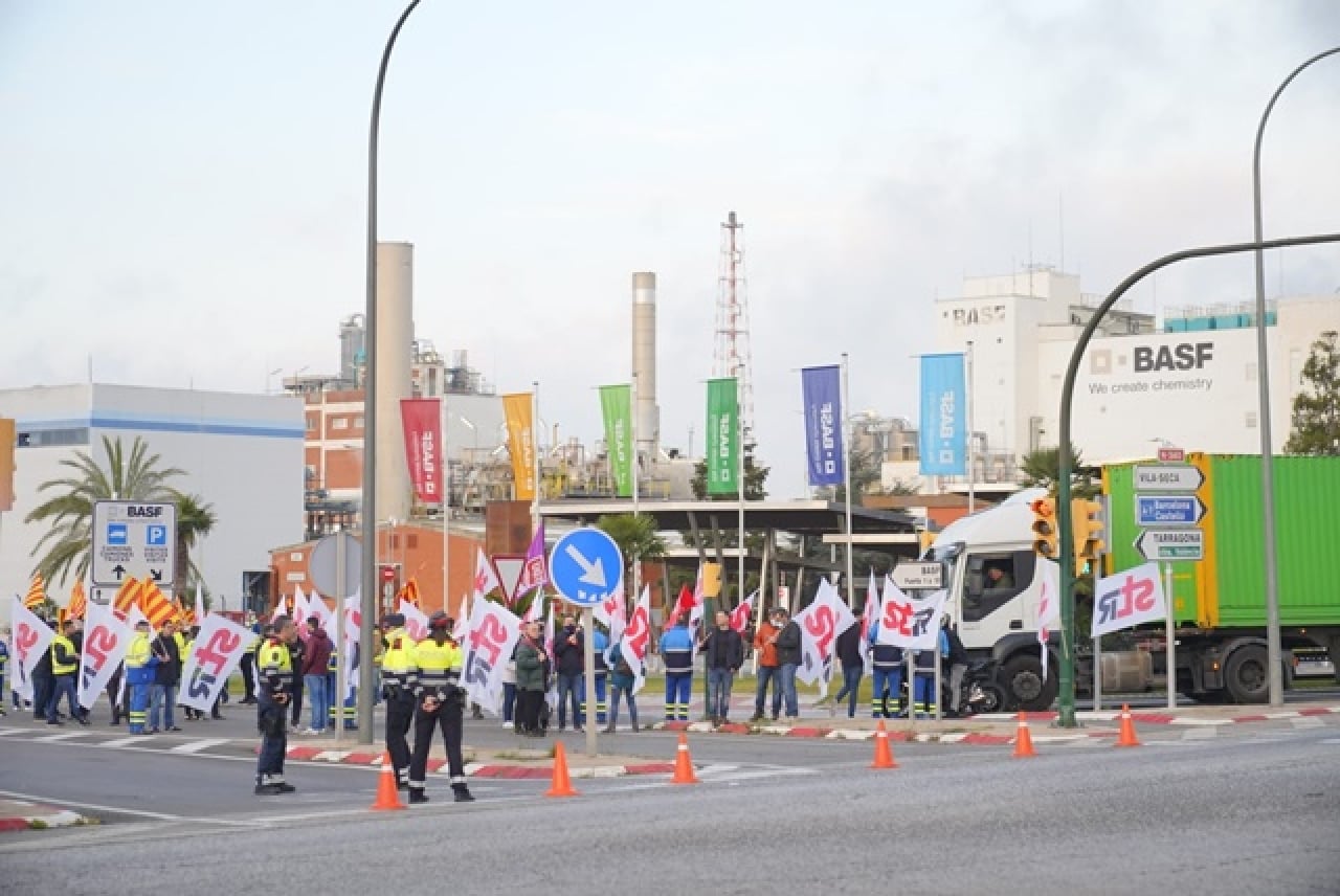 Els treballadors de BASF, en una mobilització a primera hora del matí davant de la planta de la Canonja