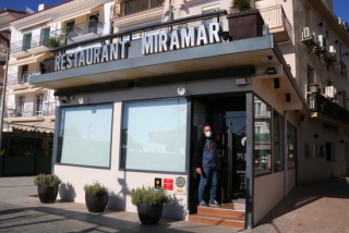 Imatge del responsable del restaurant Miramar de Cambrils, a l&#039;entrada de l&#039;establiment