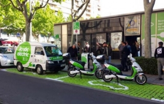 Places d&#039;aparcament de vehicles elèctrics a la plaça Llibertat de Reus
