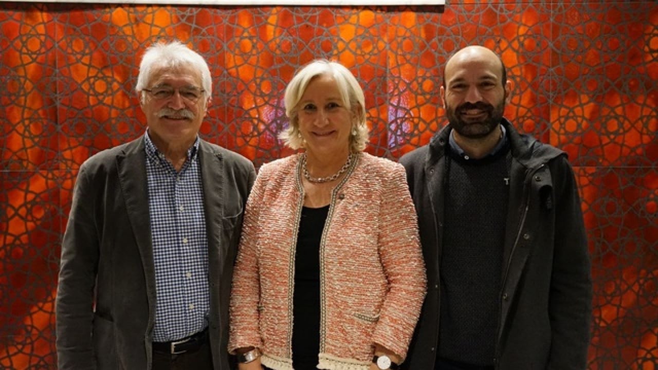 D&#039;esquerra a dreta, el nou president d&#039;Òmnium Tarragonès, Zacarías Henar, l&#039;expresidenta Rosa Maria Codines, i el vicepresident nacional, Mercè Mauri