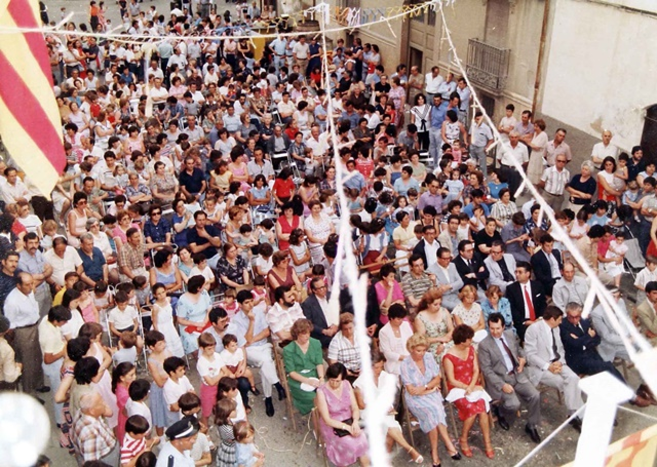 Constitució oficial de l’Entitat Local Menor. Actes festius: La plaça de la Raval plena a vessar per celebrar aquest històric dia, a la Canonja, el 19 de juny de 1982 