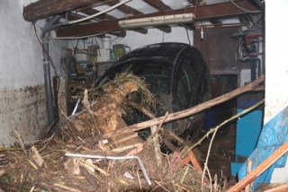 Imatge d&#039;un garatge d&#039;un habitatge del carrer de la Font de l&#039;Espluga de Francolí, amb el cotxe desplaçat i cobert de runa
