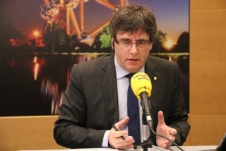 Carles Puigdemont gesticulant durant l&#039;entrevista a Catalunya Ràdio des de Brussel·les