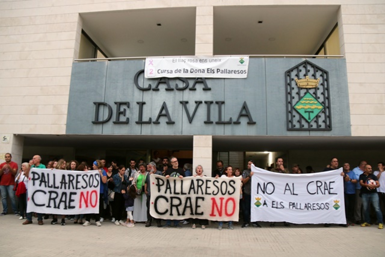 Manifestants amb pancartes davant de l&#039;Ajuntament dels Pallaresos per rebutjar la instal·lació d&#039;un CRAE al municipi