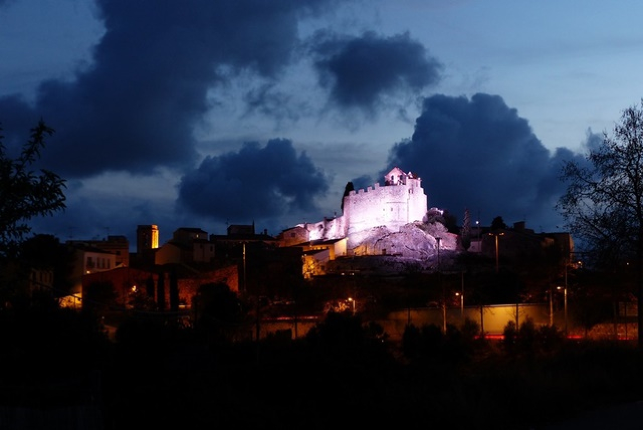 El Castell de la Santa Creu s’il·luminarà de lila, el color que simbolitza la lluita feminista