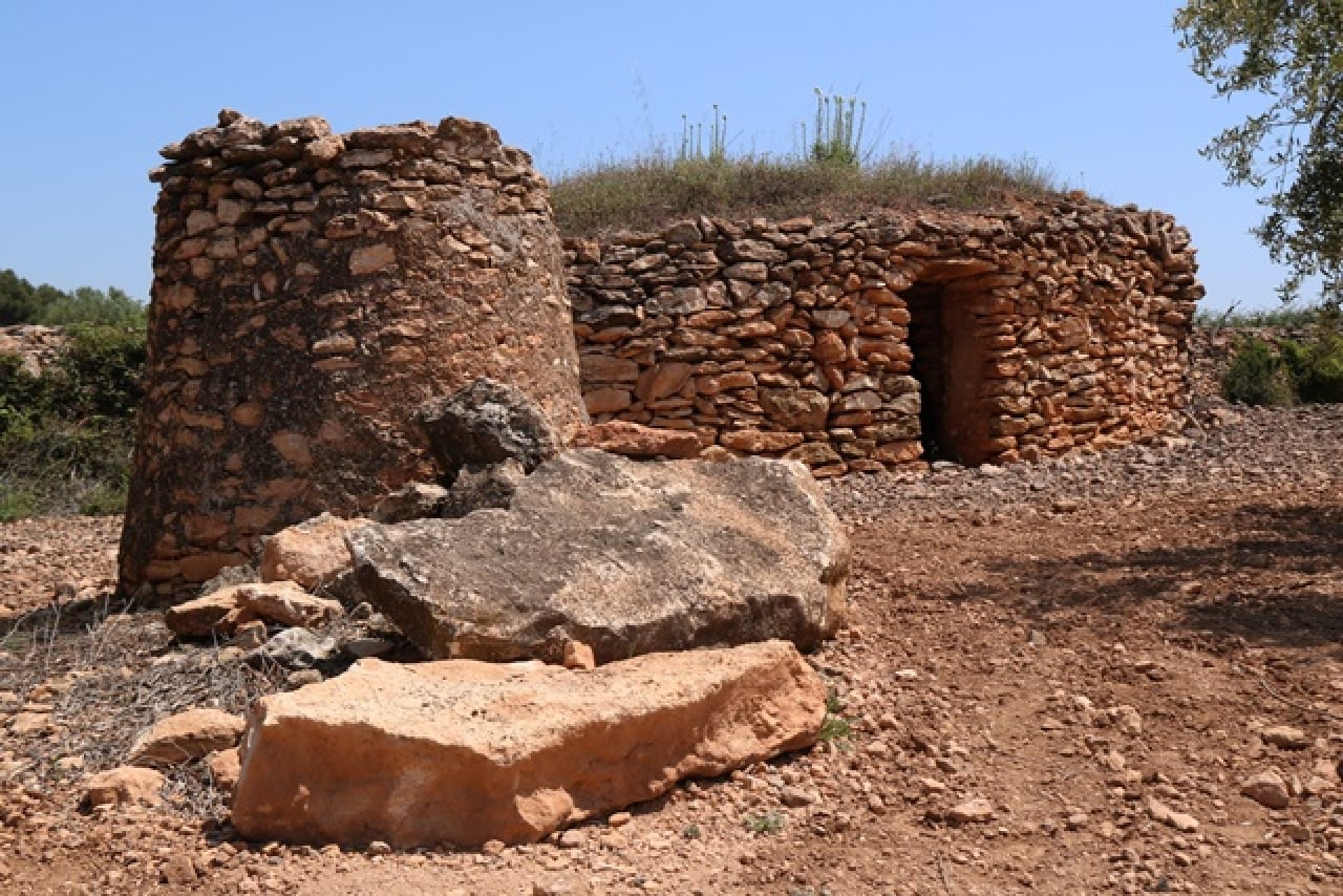 Una barraca de pedra seca, afectada pel PDUAE, al terme municipal de Vila-rodona
