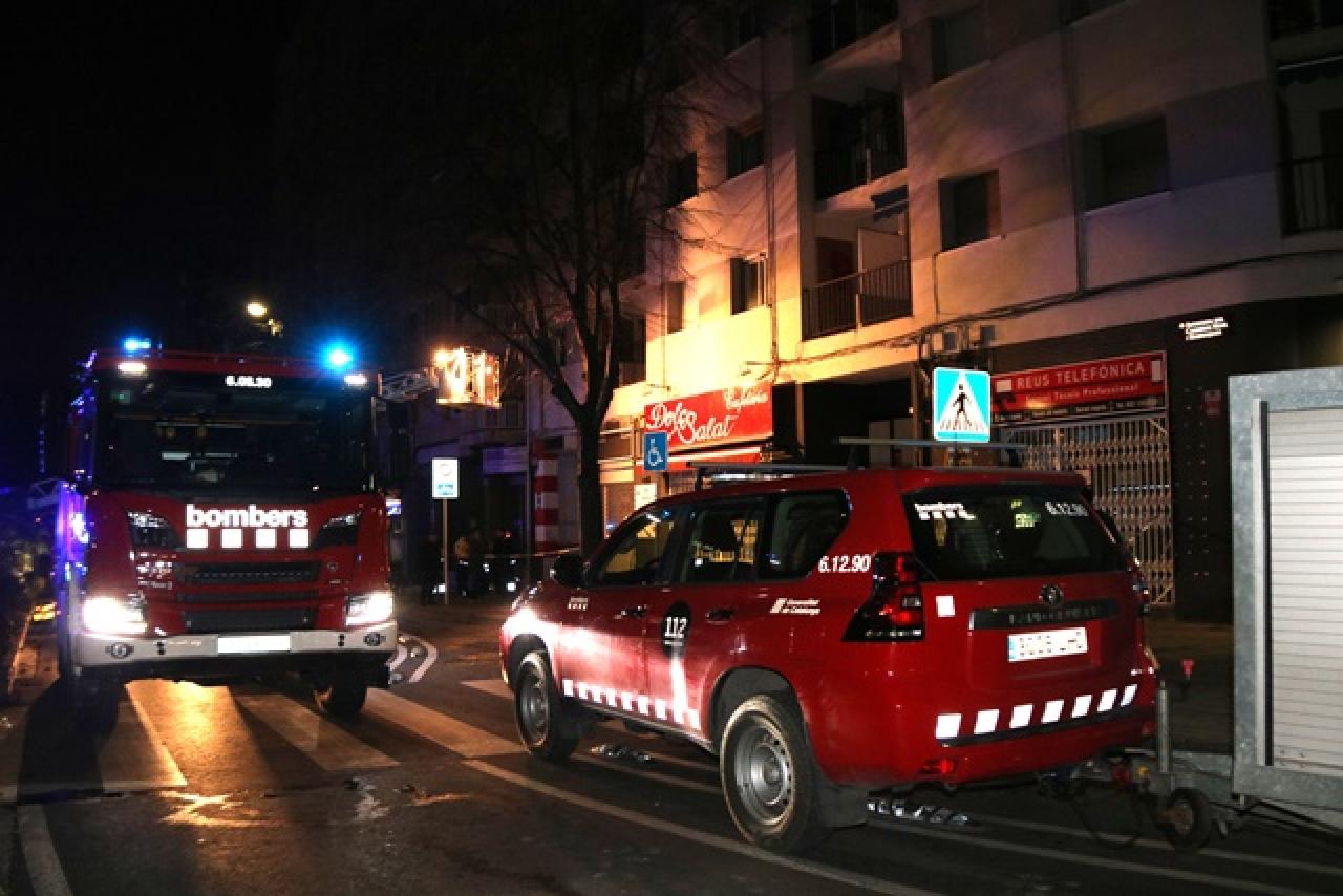 Vehicles del cos de Bombers davant d&#039;un edifici de l&#039;avinguda Vidal i Barraquer de Reus, on s&#039;ha produït l&#039;incendi