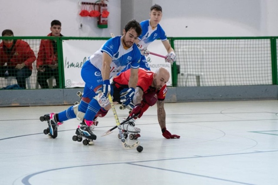 Raül Marin lluitant una bola amb un jugador del Lleida