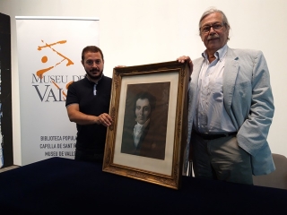 El regidor de Cultura, Marc Ayala, rep la donació feta per Ignasi Veciana Gramunt, en nom de la seva família
