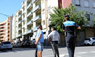Una agent de la Guàrdia Urbana a l&#039;entorn del carrer Joan Coromines de Reus, on aquest estiu s&#039;ha produït una ocupació