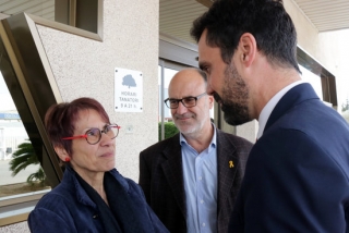 El president del Parlament, Roger Torrent, saludant Margarita Català, filla de Neus Català