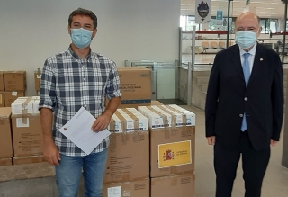 L&#039;alcalde del Vendrell, Kenneth Martínez, -a l&#039;esquerra de la imatge-, rep la donació de mascaretes per part del subdelegat del govern espanyol a Tarragona, Joan Sabaté