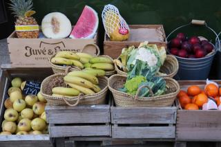 Fruita i verdura a l&#039;expositor d&#039;una botiga