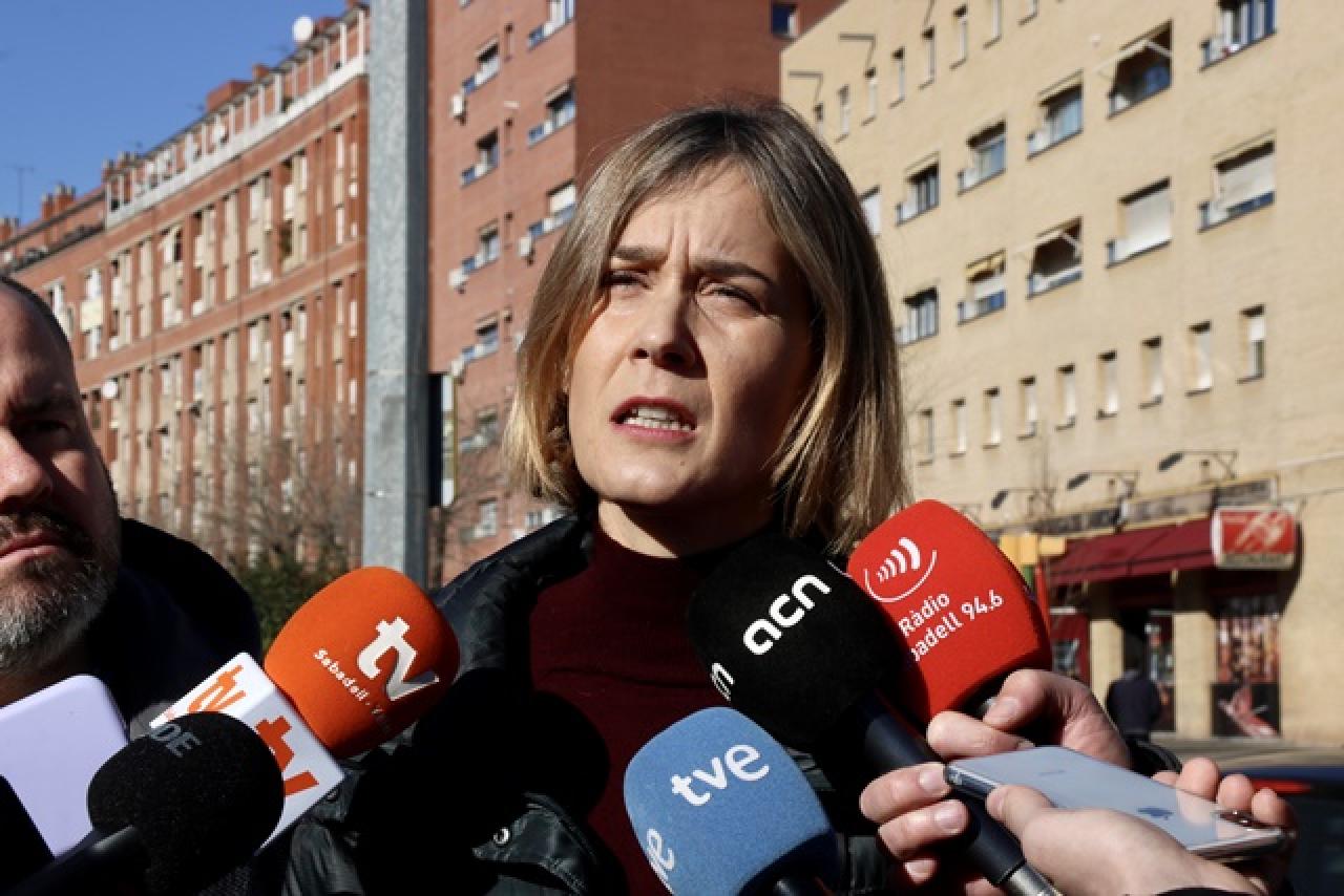 La presidenta d&#039;En Comú Podem, Jéssica Albiach, atén els mitjans a Sabadell