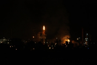 Imatge de l&#039;incendi a la indústria química on hi ha hagut una explosió a la Canonja 