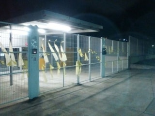 Els llaços grocs penjats a la tanca de l&#039;Institut Marta Mata de Salou