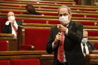 El president de la Generalitat, Quim Torra, assenyalant amb el dit durant la sessió de control al Parlament del 9 de setembre del 2020