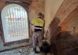 Els treballs han començat amb la reparació interior del mur adjacent a la plaça Bernardí Martorell i la substitució de les finestres originals