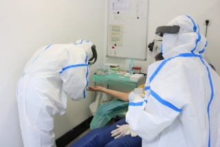 Professionals del CAP Manso, amb equip de protecció individual (EPI), en el moment d&#039;extreure una mostra de sang amb una punxada al dit a una participant a l&#039;estudi de seroprevalença del coronavirus a nivell estatal