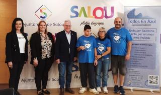 L&#039;alcalde de Salou, Pere Granados, amb les regidores i representants de l&#039;associació Todos En Azul