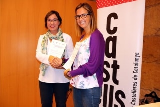 La tinent d&#039;alcalde de Cultura de Tarragona, Begoña Floria, i Inés Solé, presidenta de la Coordinadora de Colles Castelleres, encaixant mans després de signar conveni de col·laboració del Concurs de Castells
