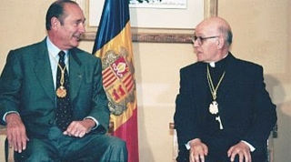 L&#039;expresident francès Jacques Chirac amb el Copríncep Episcopal, Joan Martí Alanis durant la seva visita a Andorra, el 1997