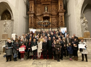 Foto de família de l&#039;alcaldessa de Valls, Dolors Farré, amb els nous padrins i padrines de l&#039;orgue de Valls