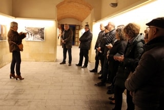 La comissària de l&#039;exposició, Montse Caballero, durant la inauguració de l&#039;exposició, el passat desembre del 2017, a Altafulla