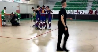 Els jugadors del Barça celebren un gol davant del CP Calafell en el partit disputat al Pavelló Municipal Joan Ortoll