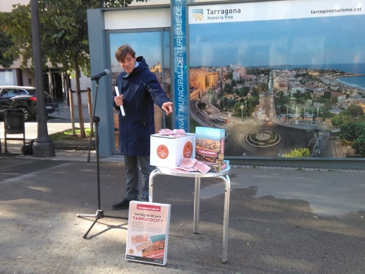 El conseller de Comerç de l&#039;Ajuntament de Tarragona, Dídac Nadal, mostra exemplars del joc &#039;Tarracity&#039; durant la presentació de la campanya