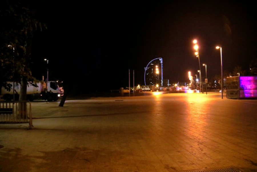 La plaça del Mar, a la Barceloneta, buida després del toc de queda nocturn
