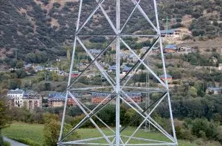 Primer pla d&#039;un tros de torre elèctrica